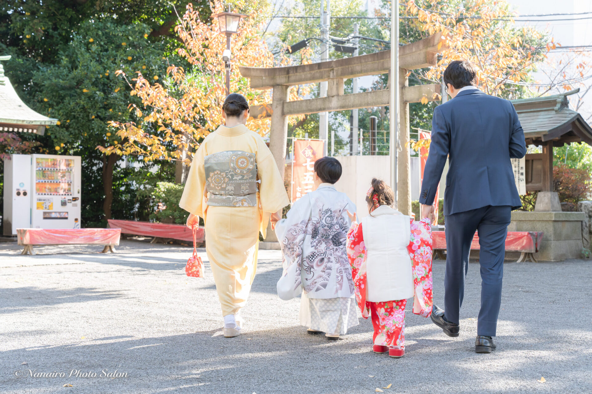 七五三 家族写真 神社 参道